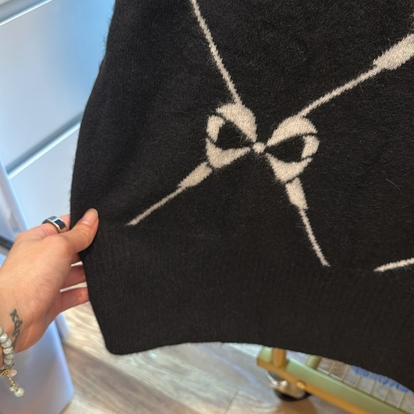 Aqua 100% Cashmere Black Sweater with Bows size small - NWT MSRP $198 - Picture 4 of 6